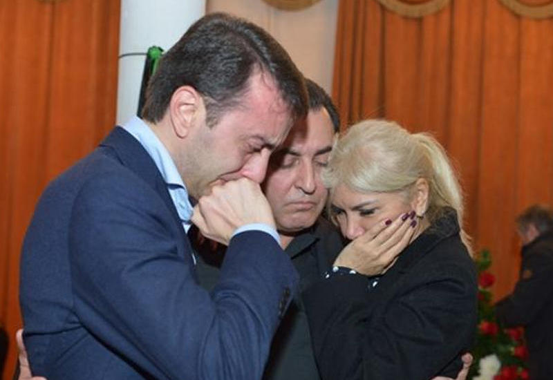 Nərgiz Cəlilova Rafiq Hüseynovun dəfn mərasimində göz yaşlarını saxlaya bilmədi - VİDEO