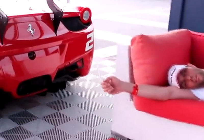 Гонщики "превратили" Ferrari в будильник и обожгли друга