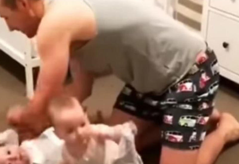 Сеть рассмешили любопытные малыши, уползающие от отца