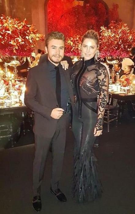 Selinin transparan paltarı