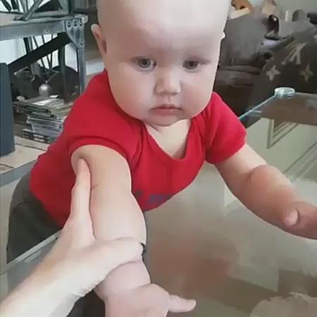 Tanınmış aparıcı uşaqlıq fotosunu paylaşdı