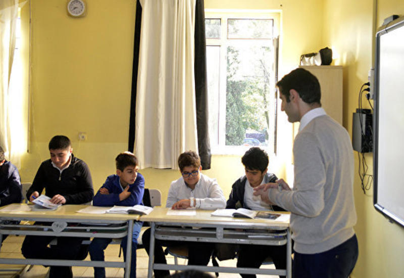 Учитель из азербайджанского села устраивает рэп-баттл на уроке истории