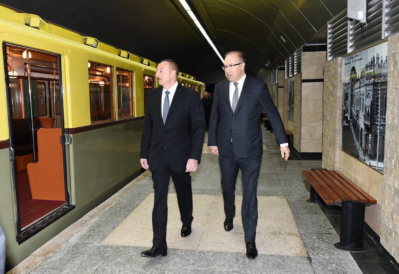 Президент Ильхам Алиев ознакомился с ретро-вагонами Бакинского метрополитена