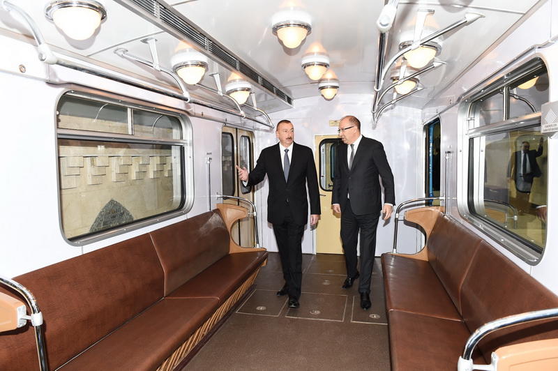 Президент Ильхам Алиев ознакомился с ретро-вагонами Бакинского метрополитена