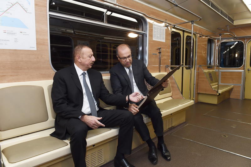 Президент Ильхам Алиев ознакомился с ретро-вагонами Бакинского метрополитена