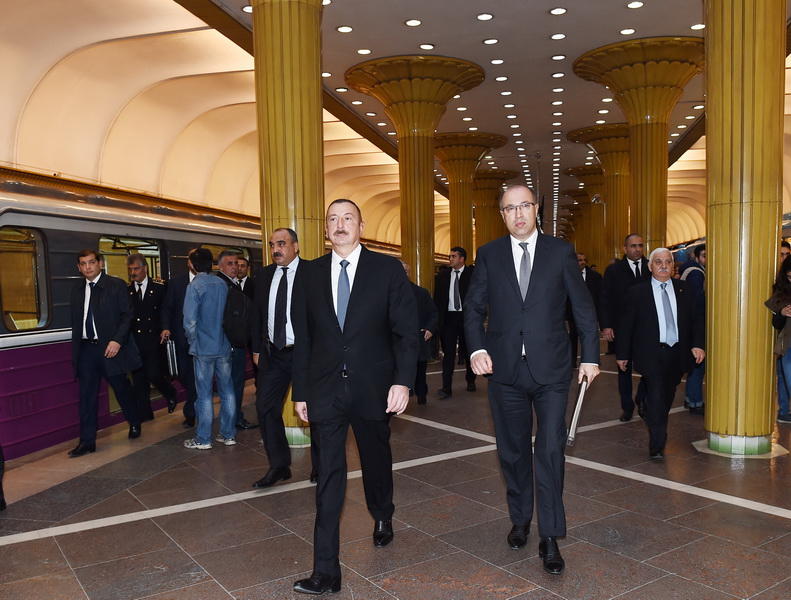 Президент Ильхам Алиев ознакомился с ретро-вагонами Бакинского метрополитена