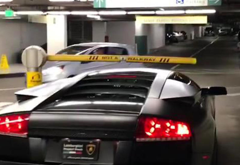 Почему этот водитель Lamborghini может не платить за парковку