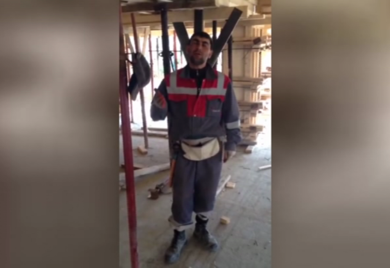 Sanki fəhlə deyil, illərin muğam ustasıdır