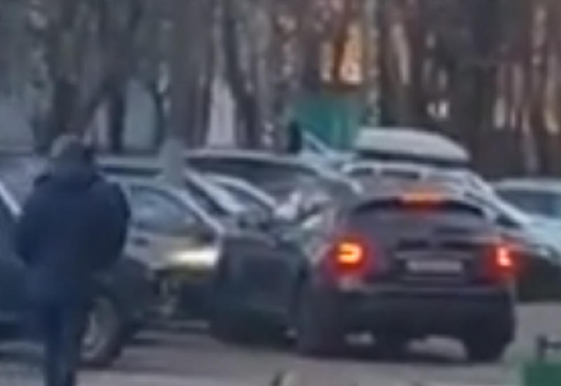 Разгневанная беременная женщина села за руль и начала таранить другие авто