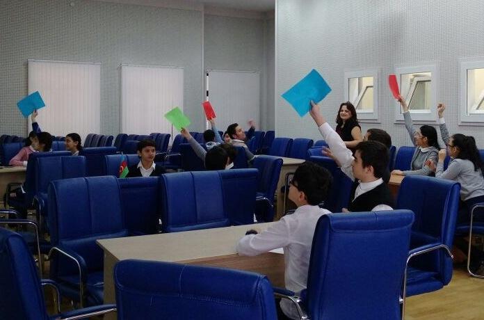 В музее искусств отметили День Государственного флага