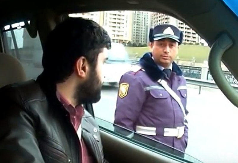 Sürücünü qayda pozduğuna görə saxlayan polis işçisi kameranı gördü: "Qardaş, bu maşın dizeldi?"