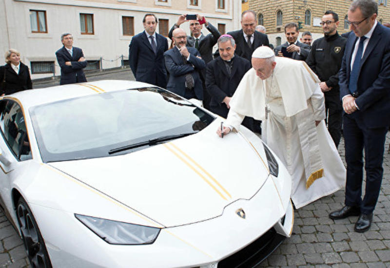 Папа Римский продаст подаренную ему уникальную модель Lamborghini