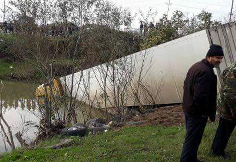 Astarada yük maşını kanala düşdü