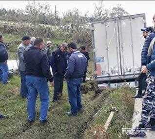 Astarada yük maşını kanala düşdü