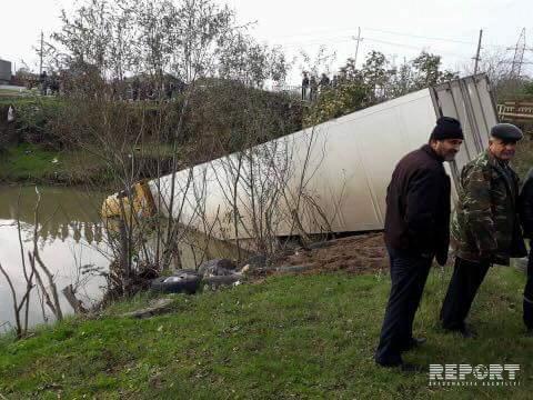 Astarada yük maşını kanala düşdü
