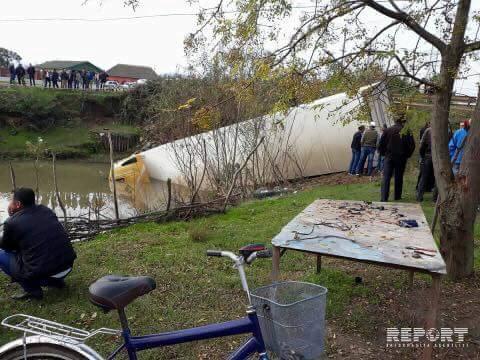 Astarada yük maşını kanala düşdü