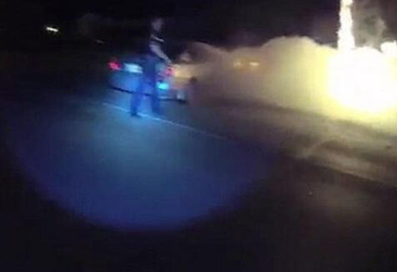 Полицейский в самый последний момент вытащил женщину из окна горящей машины