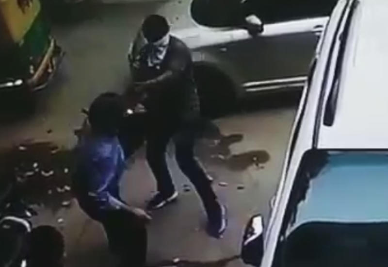 Бизнесмен получил тяжелое ранение у входа в банк, пытаясь защитить сумку с выручкой
