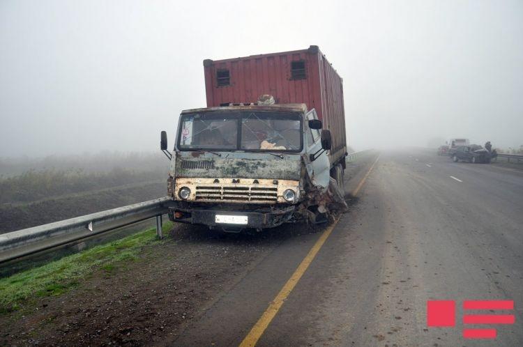 Кровавая авария из-за тумана в Сабирабаде: один член семьи погиб, трое ранены