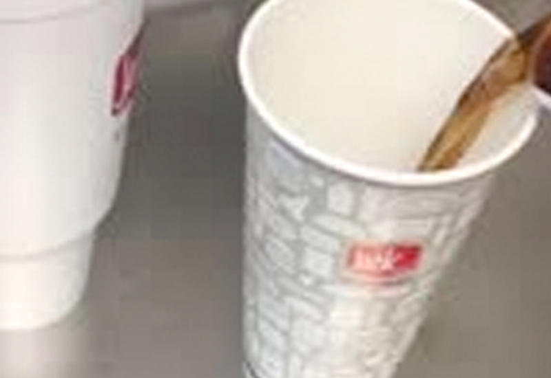 Иллюзия со стаканами из фастфуда загнала в тупик пользователей сети