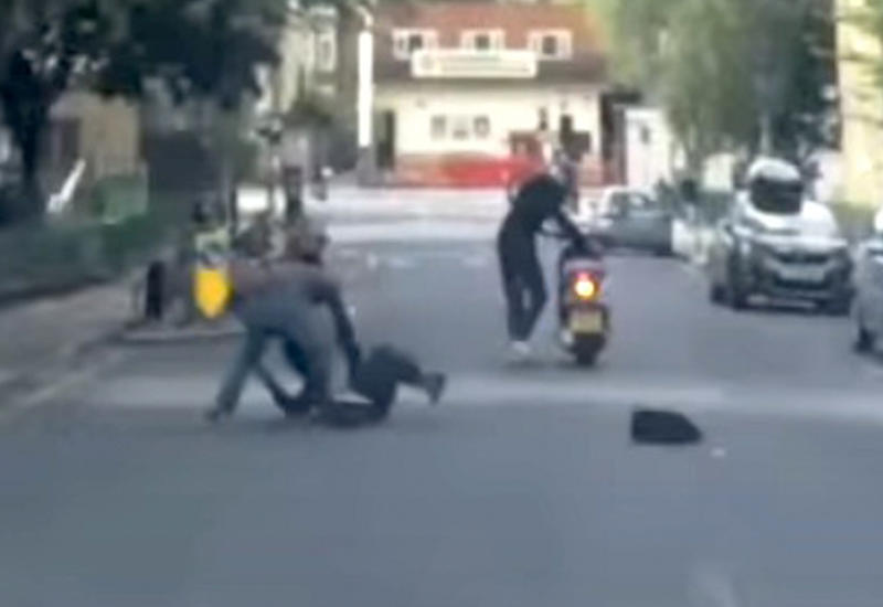 Прохожий "наказал" вора на мопеде, похитившего дамскую сумочку