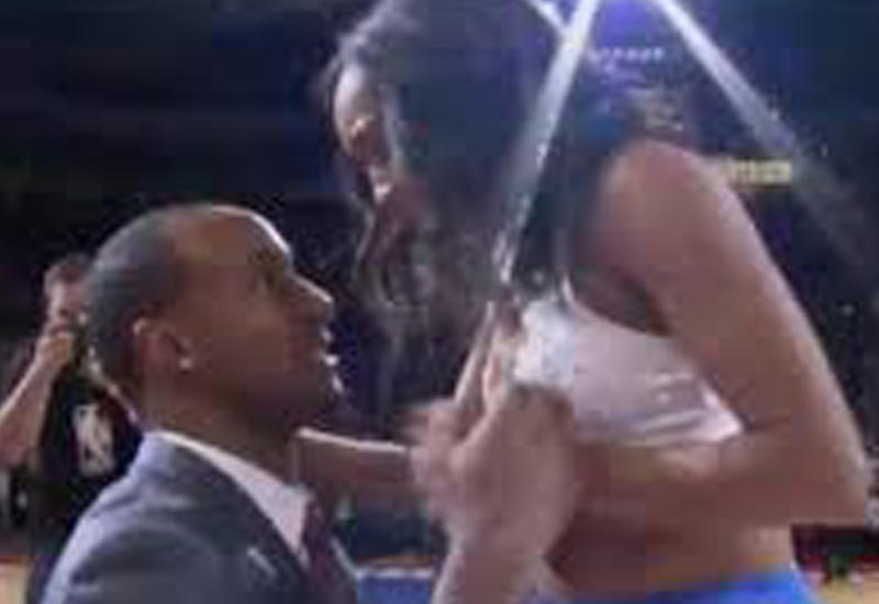 Болельщик прервал танец группы поддержки и сделал одной из девушек предложение