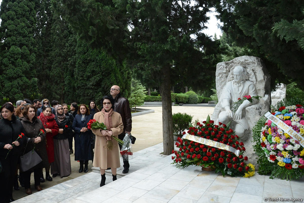 Известные деятели культуры почтили память Фикрета Амирова