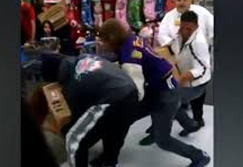 Посетители магазина устроили драку за игрушку в "Черную пятницу"