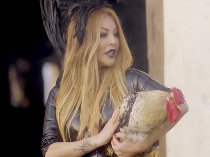 Айгюн Кязимова в образе цыпочки в анонсе проекта "Cücələrim"