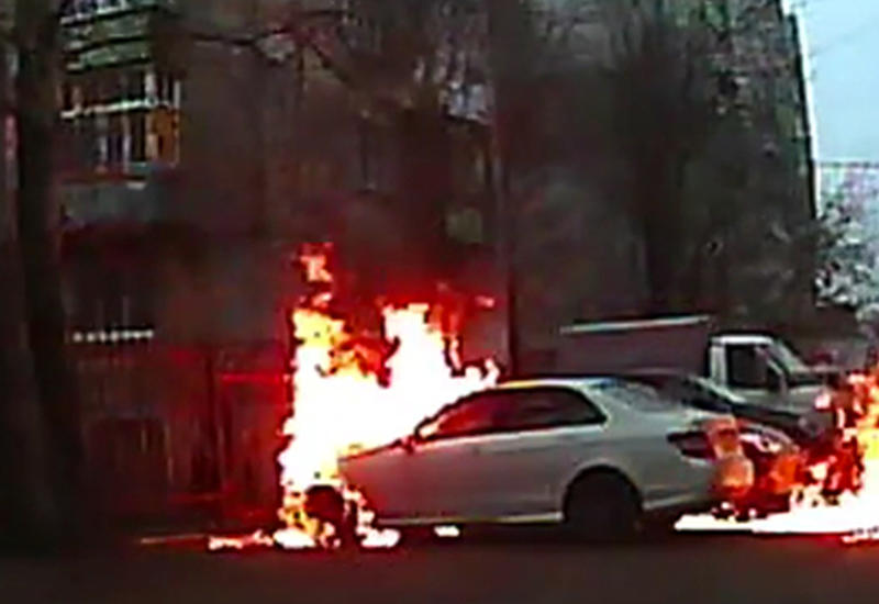 Хулиган поджег чужой Mercedes и загорелся сам