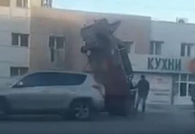 Пользователей Сети озадачило авто, вставшее на дыбы на дороге