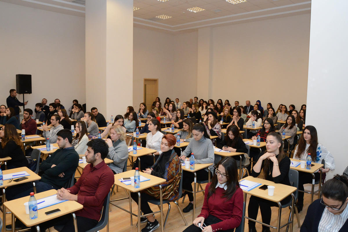 В Бакинском филиале МГУ состоялся научный доклад швейцарского ученого и дипломата Лоренцо Амберга