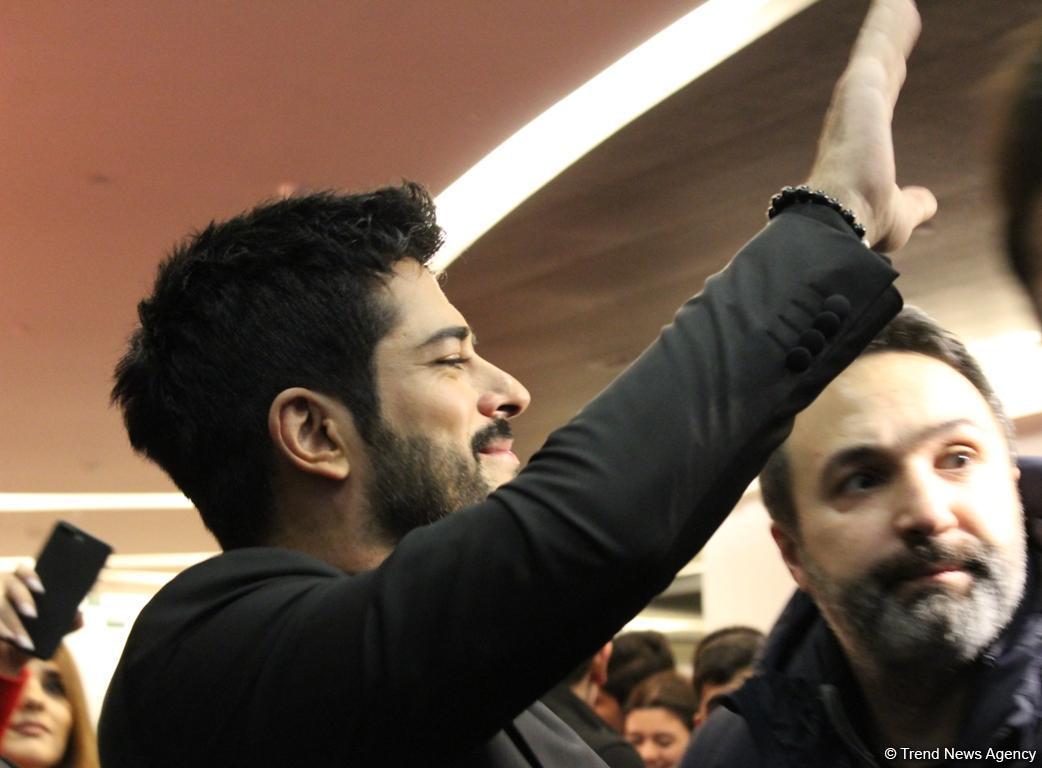 Бурак Озчивит показал поклонникам, как его встретили в Баку