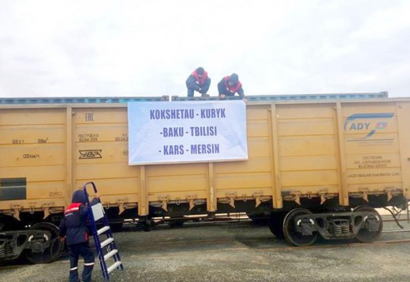 В Баку прибыл первый поезд из Турции по БТК