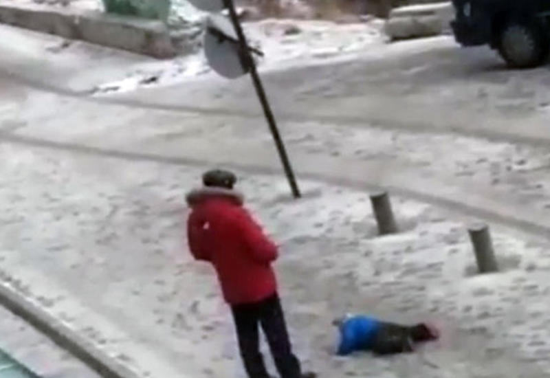 Отец пнул малыша в живот, чтобы заставить подняться