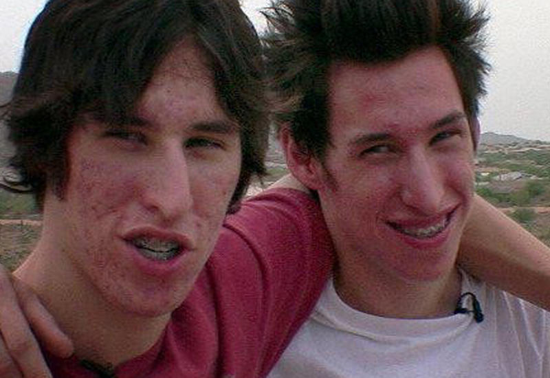 Близнецы заплатили 1 млн., чтобы выглядеть как Бред Питт, но у них не получилось