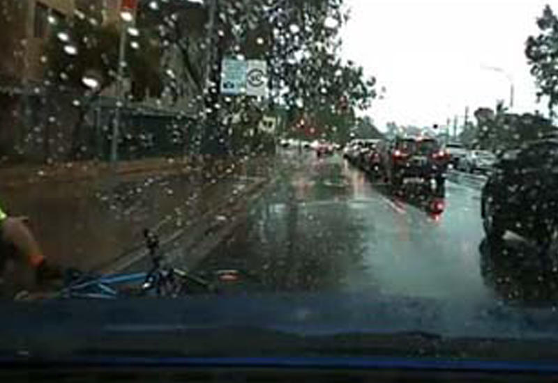 Дождливая погода чуть было не стоила велосипедисту жизни