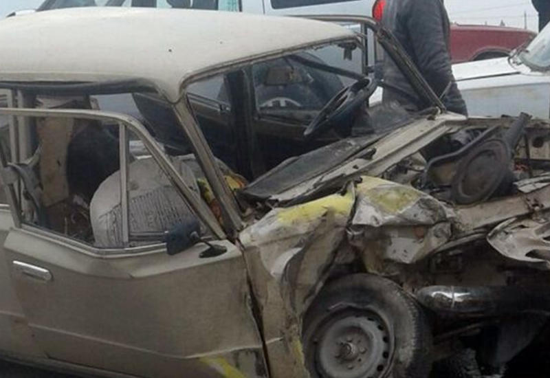 В лобовом столкновении Range Rover и ВАЗ ранены члены одной семьи