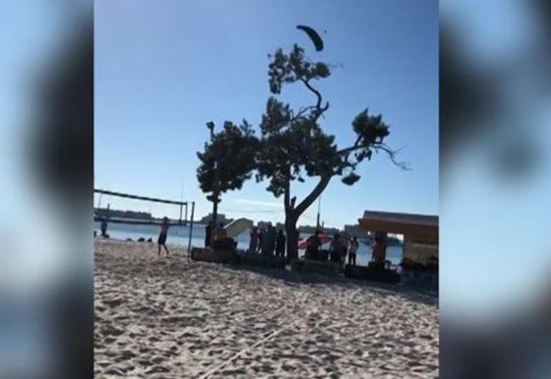 Санта-Клаус на парашюте врезался в дерево и сломал ногу