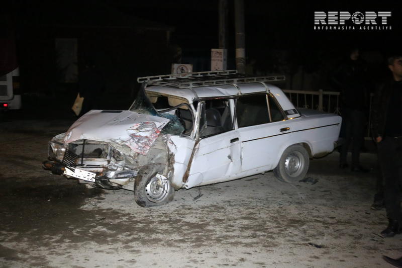 В Баку "шестерка" врезалась в автобус