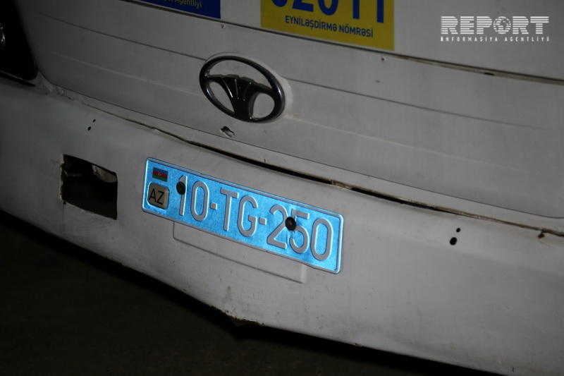 В Баку "шестерка" врезалась в автобус