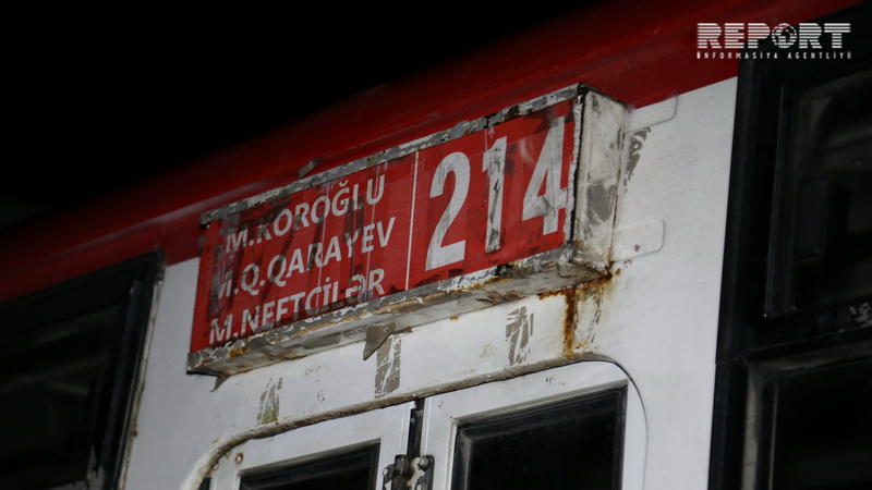 В Баку "шестерка" врезалась в автобус