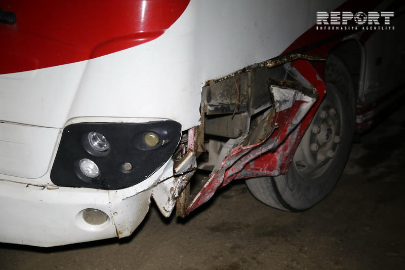 В Баку "шестерка" врезалась в автобус
