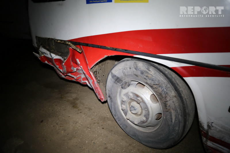 В Баку "шестерка" врезалась в автобус