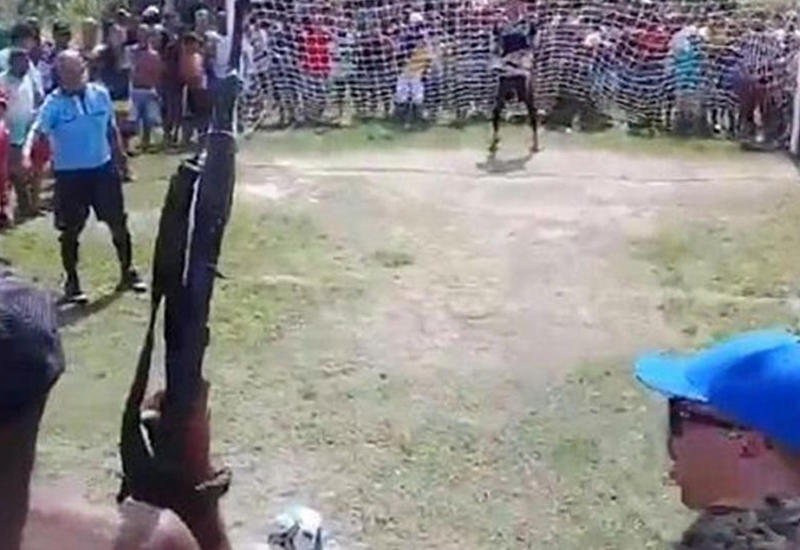 Дичайшее видео из Бразилии, где парень бил пенальти под дулом автомата