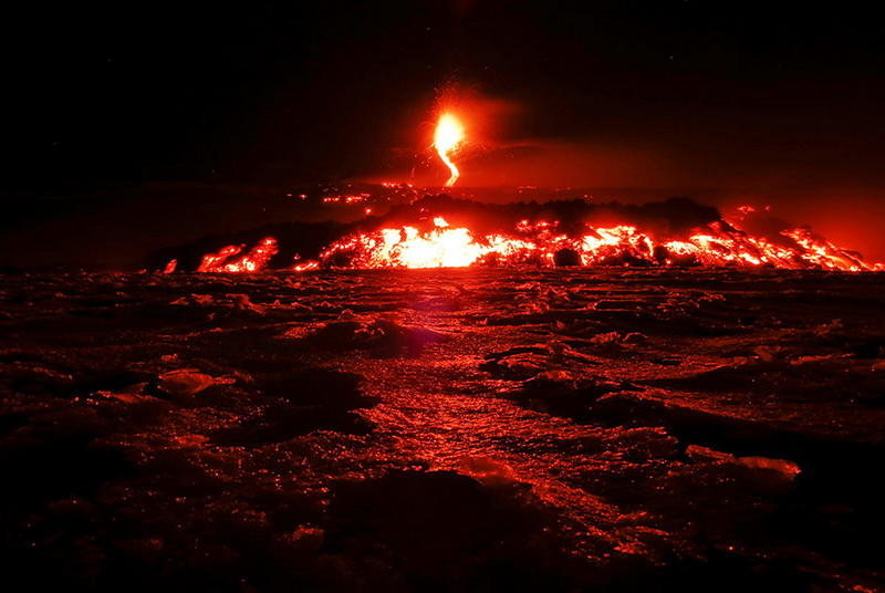 Святая кровь, мрак и слезы на лучших снимках года от Reuters