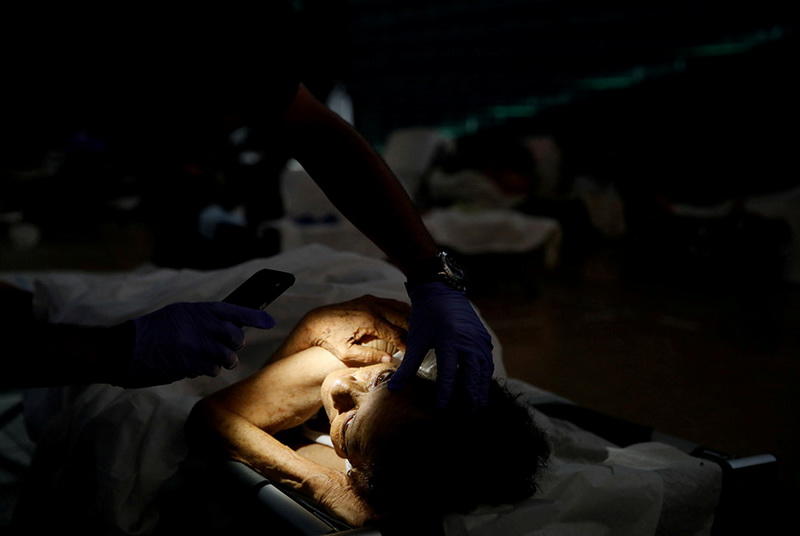 Святая кровь, мрак и слезы на лучших снимках года от Reuters