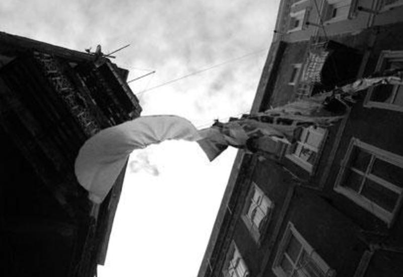 61 yaşlı qadın ikinci mərtəbədən yıxılaraq öldü