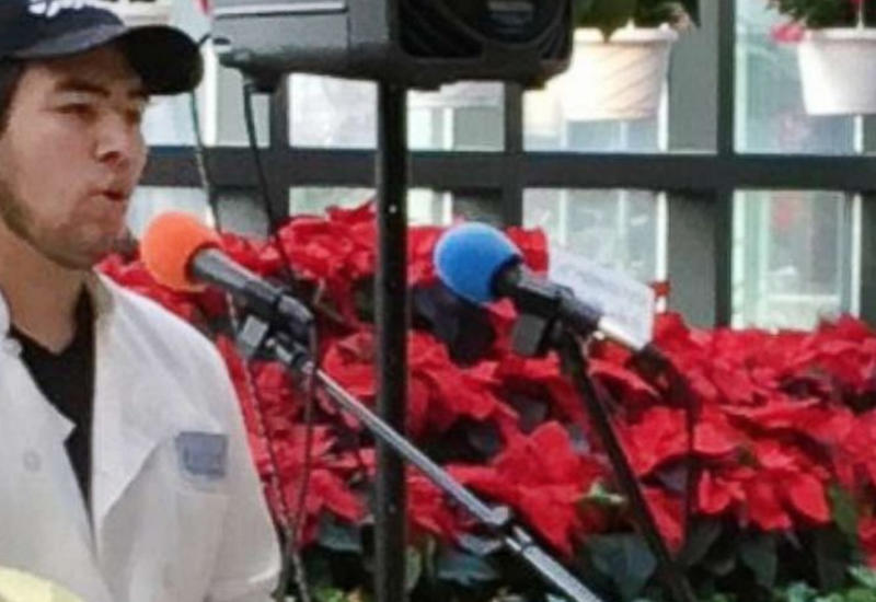 Продавец цветов заманивает покупателей своим необыкновенным голосом