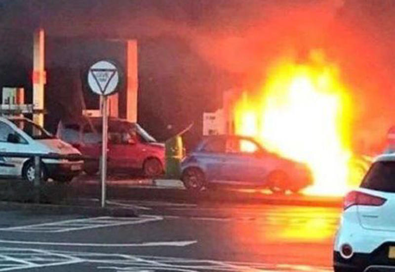 Девушка залила бензин не в то отверстие и взорвала автомобиль